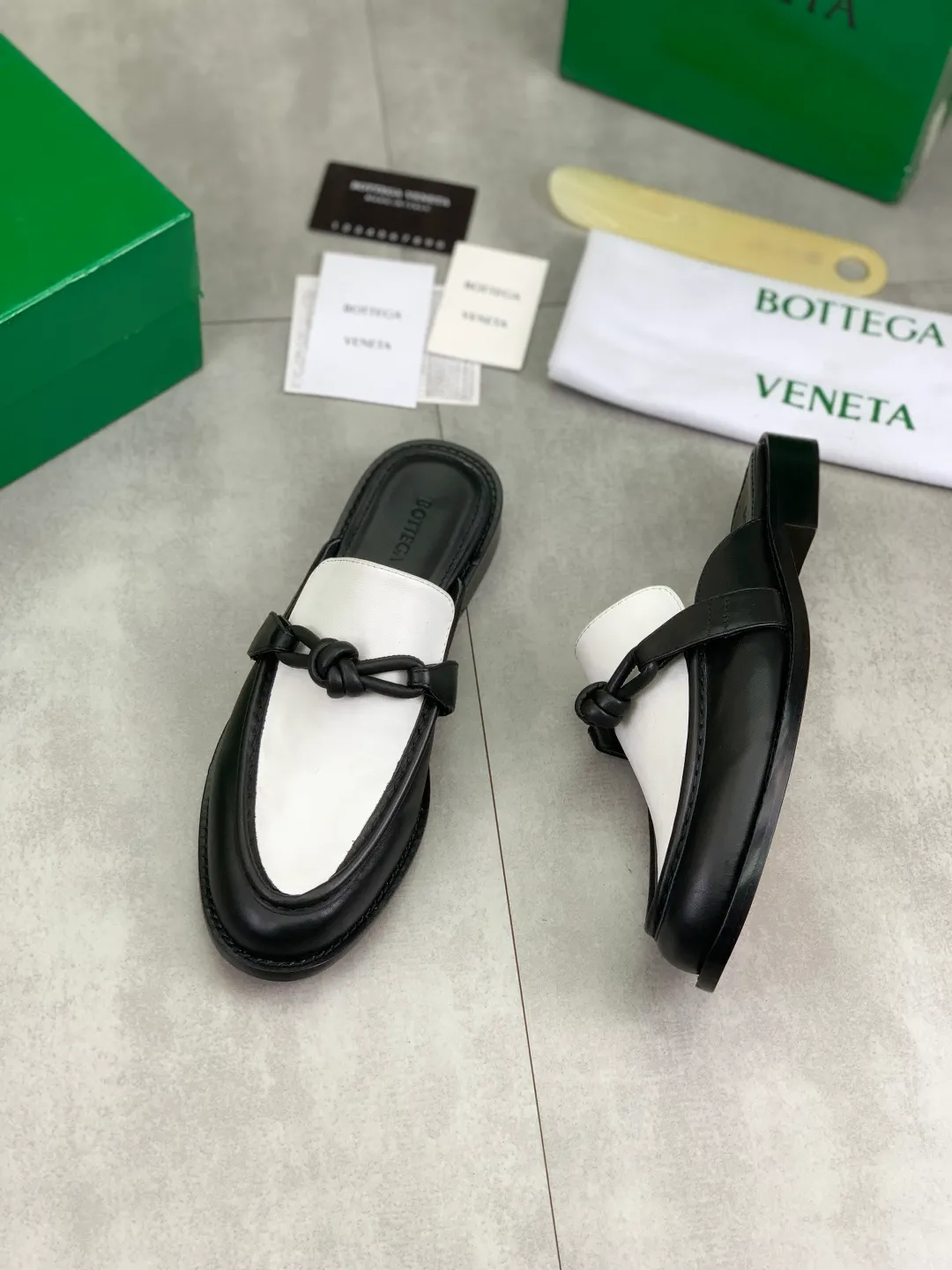 Men's shoes 💰P800 [New model] (genuine leather outsole) water-dyed cow lining 💰High-quality business couple half-slip leather shoes 💎💎💎 BOTTEGA VENETA official website synchronizes the latest top version of BV in the market, accepts material comparison, shoe type comparison, process comparison, practical and textured, versatile and suitable for any occasion, the more you look at it, the more flavorful it becomes. Purely hand-knitted craftsmanship - Upper material, calfskin imported from Italy 🇮🇹 - High-quality water-dyed cowhide lining - Original private model customized leather outsole -Size: Female 35-39 (40 ordered) Male 39-44 (38 45 can be customized) Color: Multiple colors available